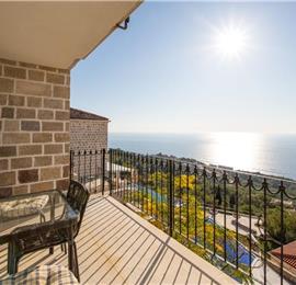 2 Bedroom Apartment with 2 Shared Pools, sleeps 4